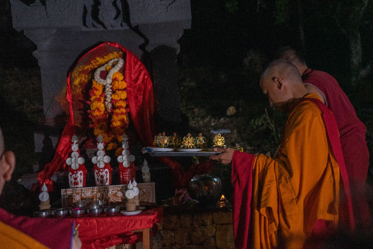 Persembahan Delapan Tanda Keberuntungan (Aṣṭamaṅgala) kepada Bhagavatī Vajrayoginī