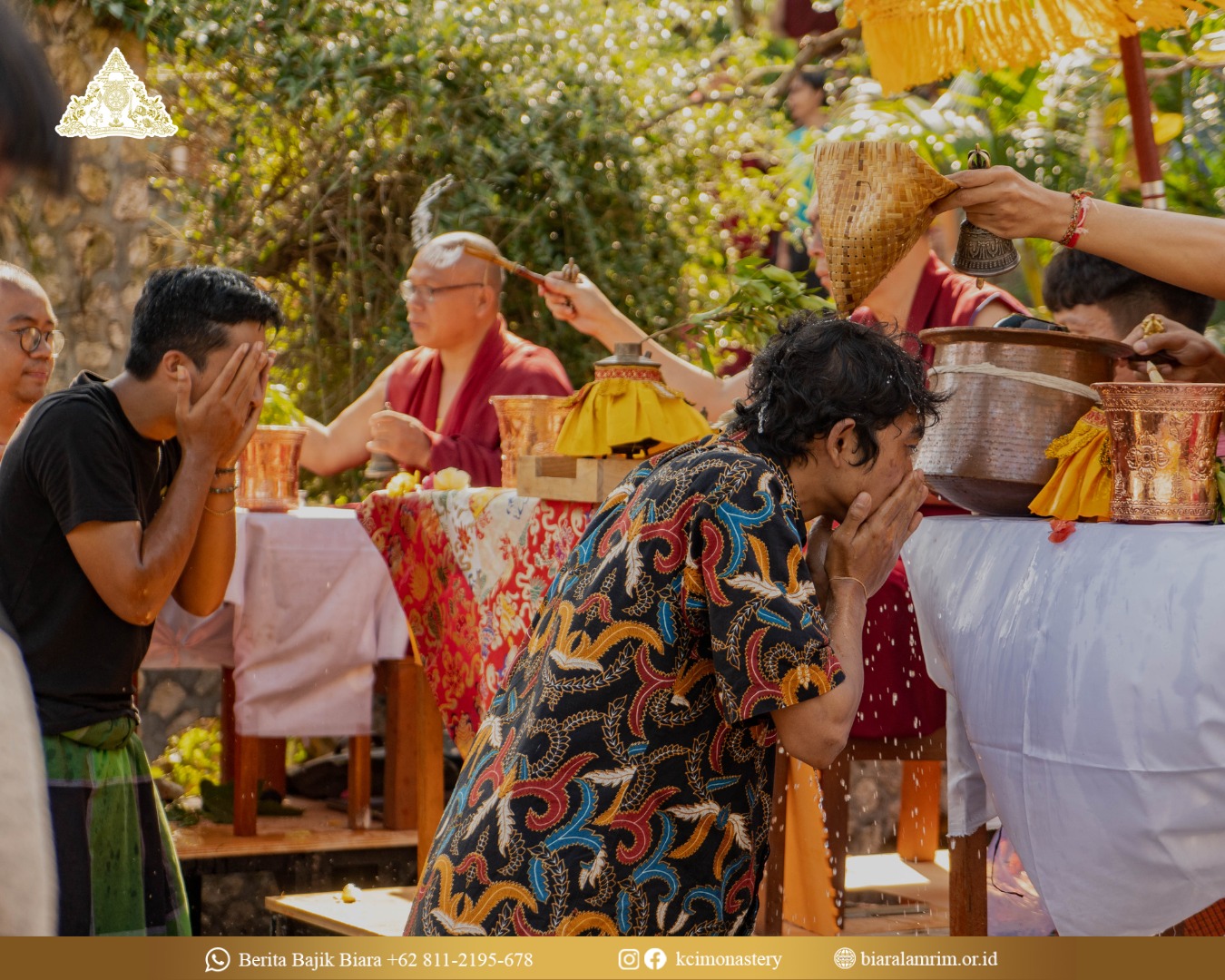 Gambar orang sedang dilukat 