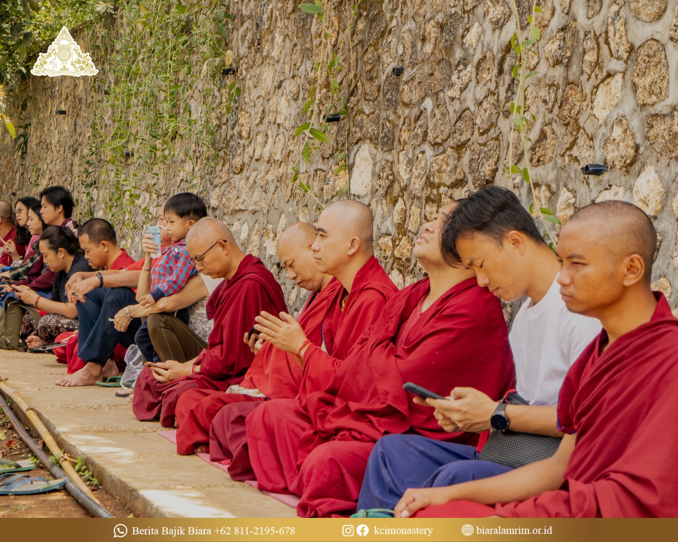 sangha dan umat awam sedang duduk mengikuti ruwatan