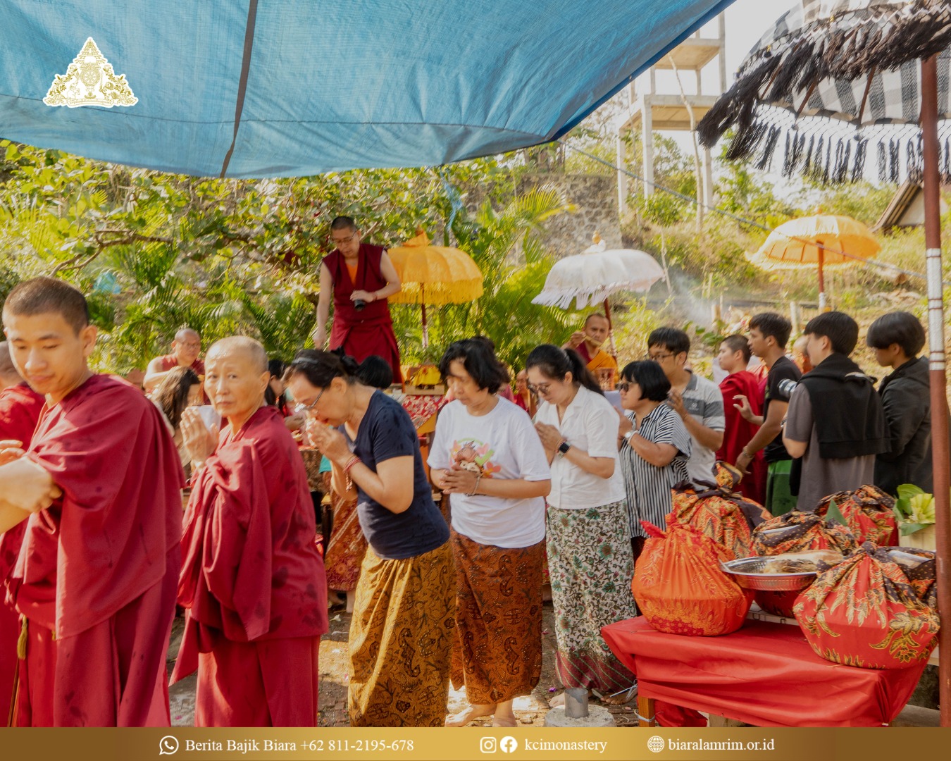 foto orang-orang sedang dilukat