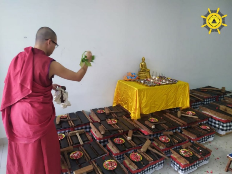 Sangha Monastik Kadam Choeling Indonesia mengkonsekrasi gamelan selonding.