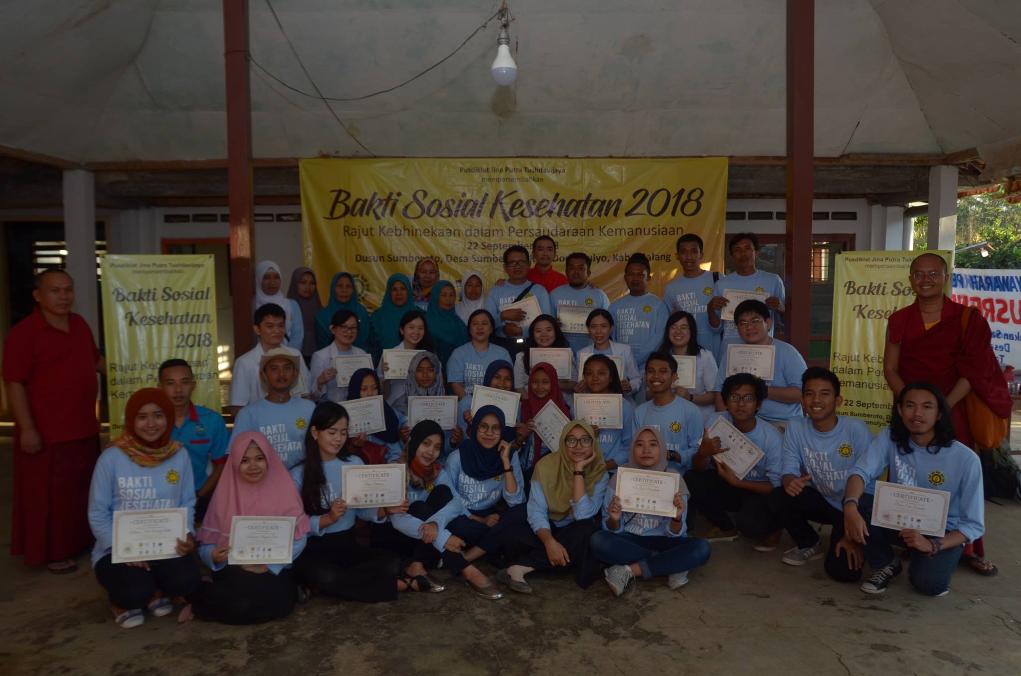 Bakti sosial antara warga 